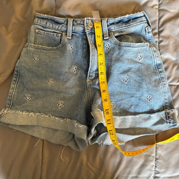 Embroidered flower Hollister high rise mom short 3’ - Picture 3 of 8